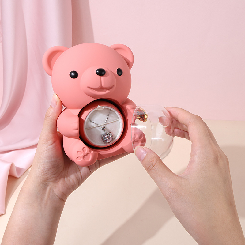 【Kúpte 1 a získate 1 zadarmo】✨Rozkošný plyšový medvedík s konzervovanou ružou - Plyšový medvedík ozdobený pravou ružou, v krásnej darčekovej krabičke