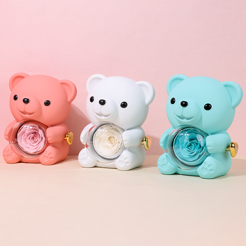 【Kúpte 1 a získate 1 zadarmo】✨Rozkošný plyšový medvedík s konzervovanou ružou - Plyšový medvedík ozdobený pravou ružou, v krásnej darčekovej krabičke